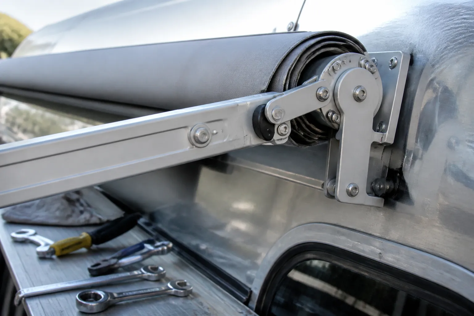 AIRSTREAM RANGELINE – Awning Mechanism Repair and Fabric Replacement