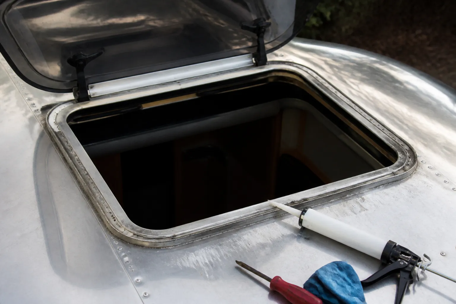 AIRSTREAM RANGELINE – Roof Seal and Skylight Maintenance
