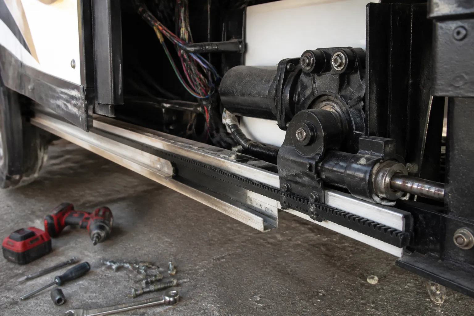 ENTEGRA ACCOLADE (Super C) – Slide-Out Motor Replacement
