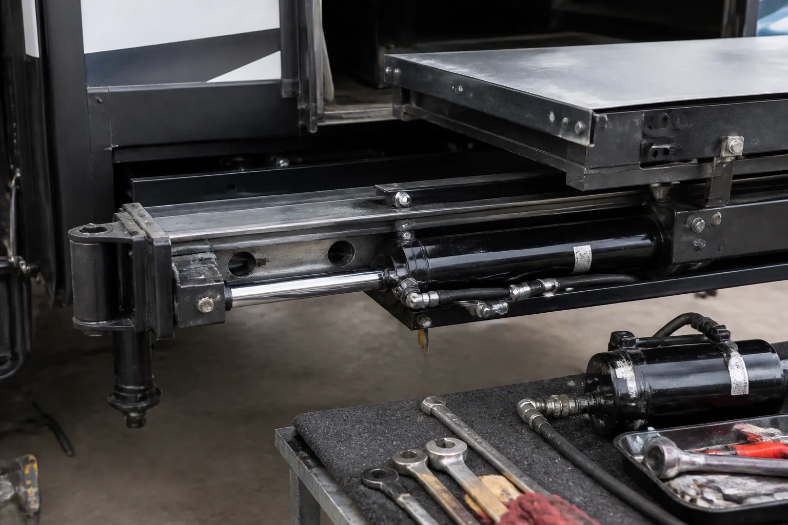 NEWMAR KING AIRE – Slide-Out Hydraulic Service