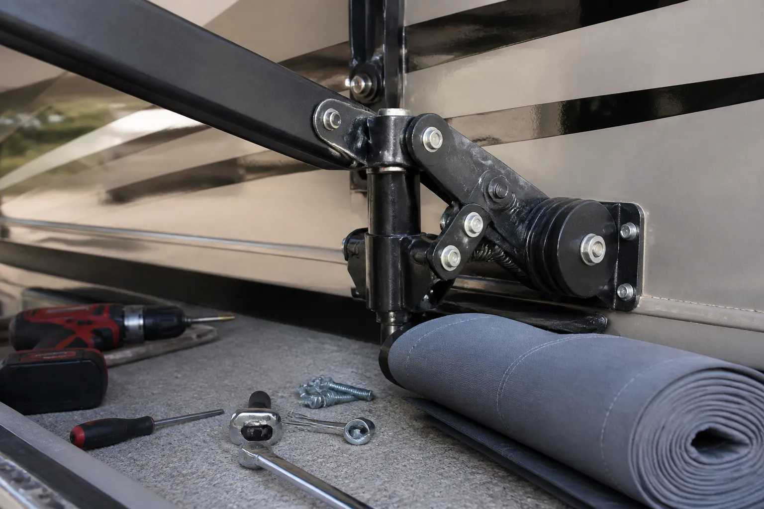 WINNEBAGO EKKO – Awning Mechanism Repair and Fabric Replacement