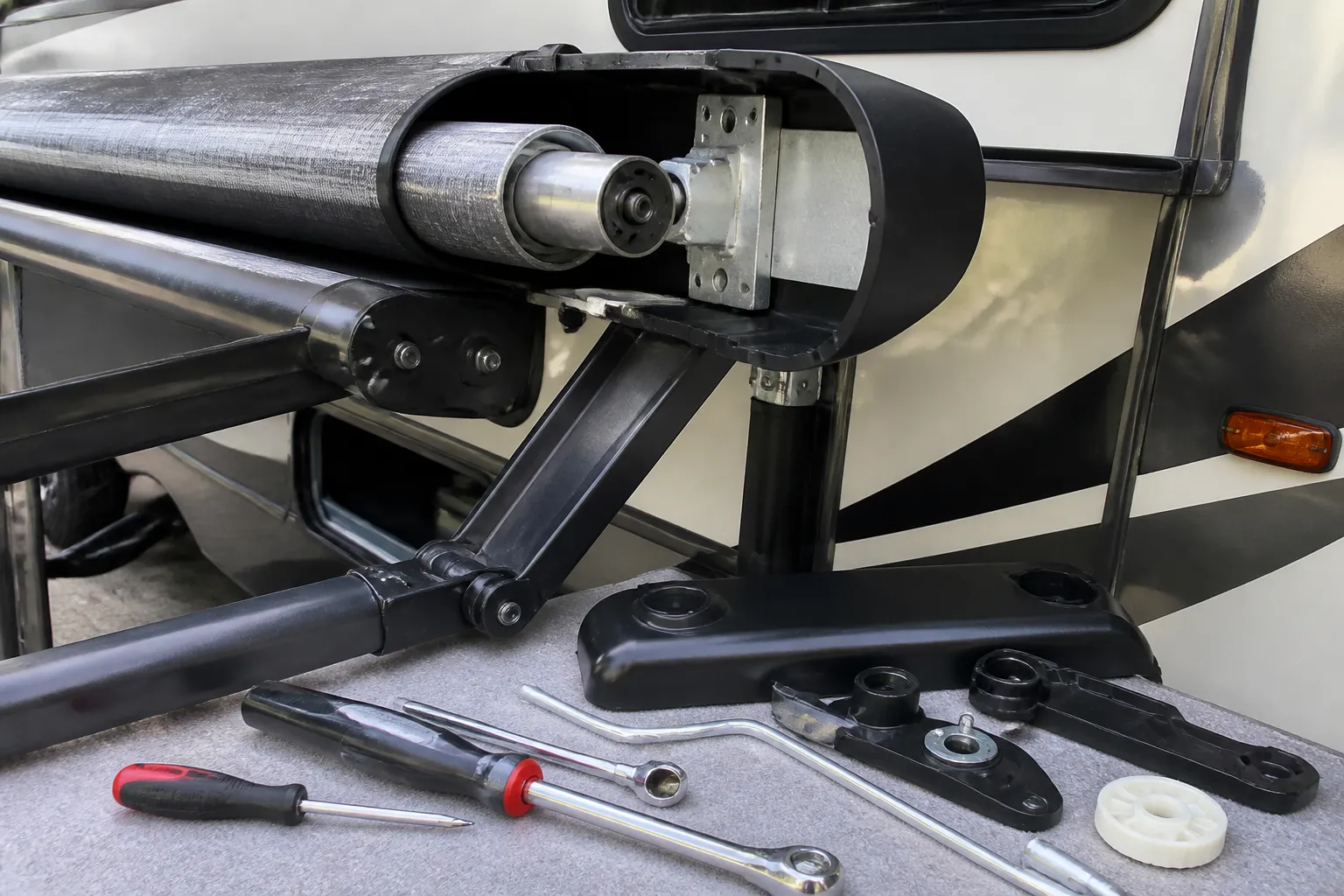 WINNEBAGO SOLIS – Awning Mechanism Repair and Fabric Replacement